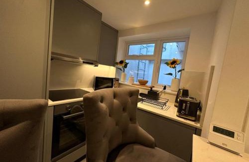Brondesbury Apartment | Two Bedroom House In Kilburn