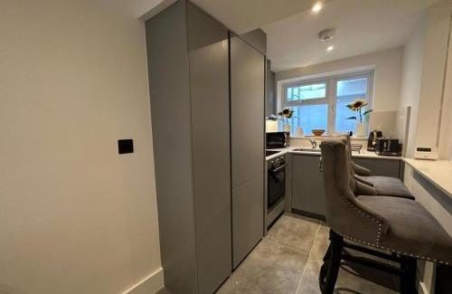 Brondesbury Apartment | Two Bedroom House In Kilburn