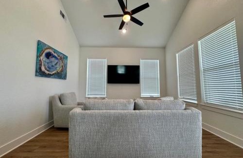 Galveston House | Two Bedroom Villa Walk to Beach