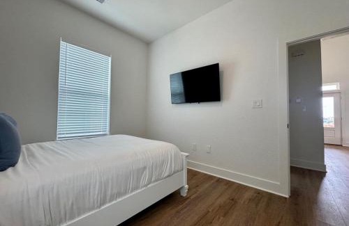 Galveston House | Two Bedroom Villa Walk to Beach