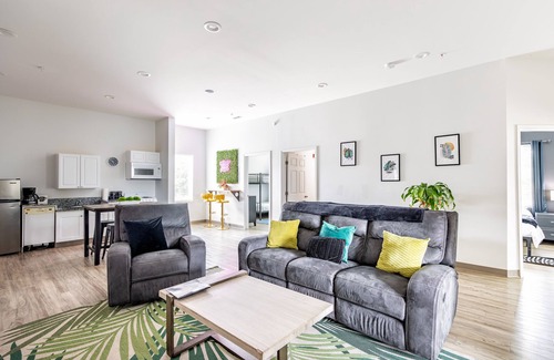 Maxwell House | TWO Condos! Great for groups! Parking! 8 Bedroom/4ba!