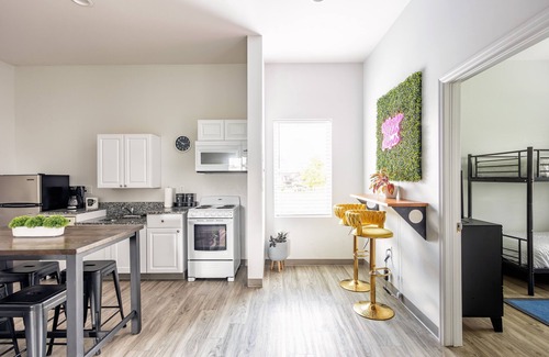 Maxwell House | TWO Condos! Great for groups! Parking! 8 Bedroom/4ba!