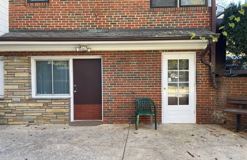 Silver Spring House | Two Double Beds, Bathroom, Shower, Fridge, MW, TV, Wifi - 64.
