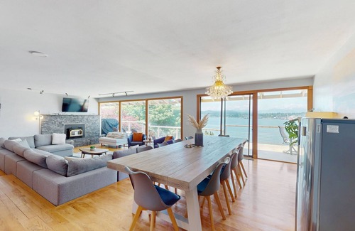 Retsil House | Two homes in one - panoramic sound views - two kitchens, fireplaces & jetted tub