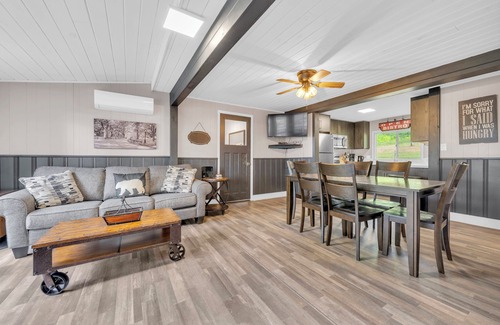 Centre Hastings Cottage | Two Lakefront Cottages with Firepits & Large Docknn