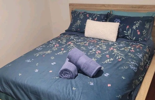 Guildford West House | Two Storey Grannyflat Near Shops And Transport