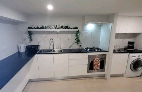 Guildford West House | Two Storey Grannyflat Near Shops And Transport