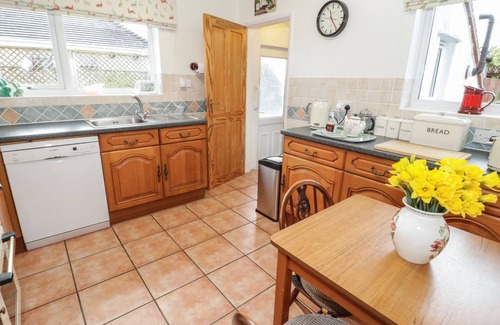 Penrhyn Bay Cottage | TY CAEREDIN, pet friendly, country holiday cottage in Penrhyn Bay