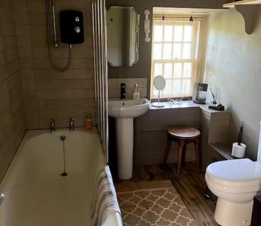 Llanengan House | TY CAPEL ABERSOCH beaches, comfy beds, super Wi-Fi, TV, wood fires, garden, bbq