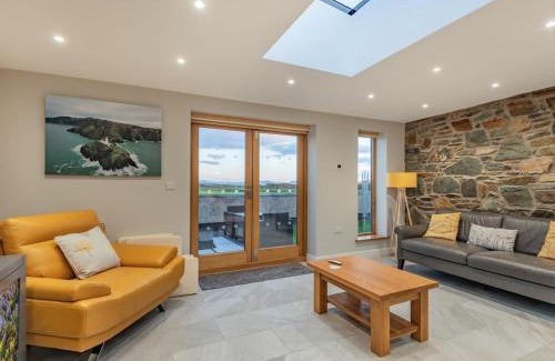 Holyhead House | Ty Cwtch
