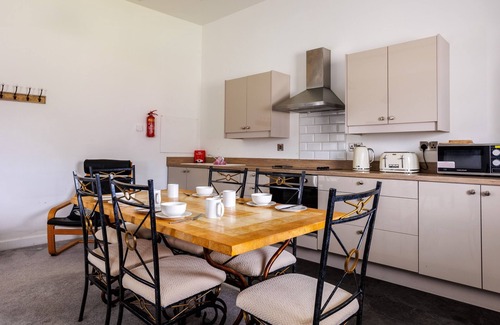 Ty Croes Cottage | Ty Cwyfan: 3-bed pet-friendly apartment in Aberffraw