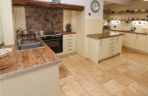 Crosswell Cottage | TY LLWYD, family friendly, with hot tub in Nevern
