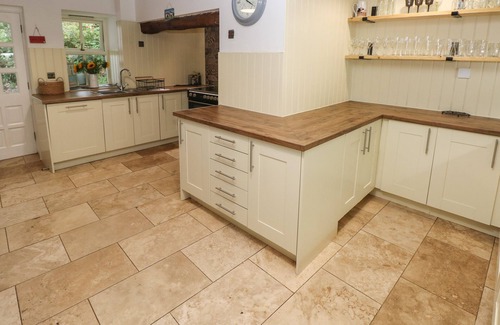 Crosswell Cottage | TY LLWYD, family friendly, with hot tub in Nevern