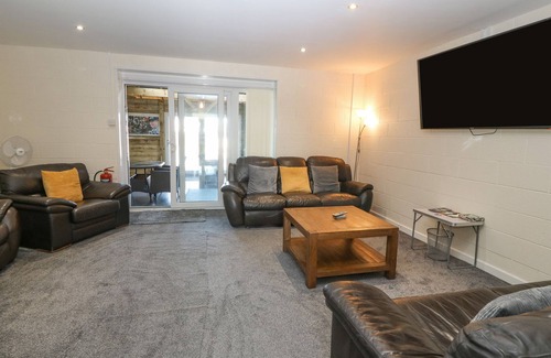 Llanfaelog House | TY NI ANNEX, pet friendly, with a garden in Llanfaelog