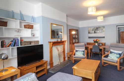 Newport Apartment | Ty Post