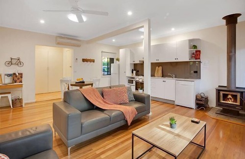 Bright Apartment | Tyntynder Garden Cottage 2