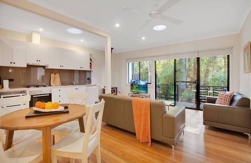 Bright Apartment | Tyntynder Garden Cottage 2