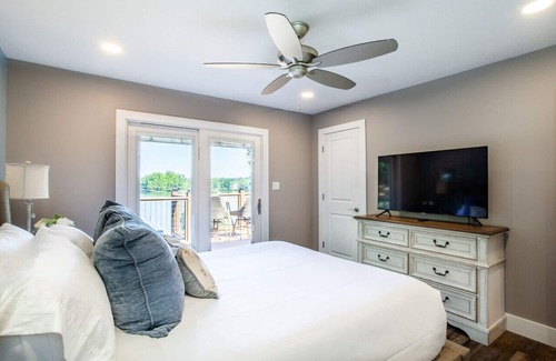 Lenoir City Cabin | Tyrrells Pass - Lake Access w/ Hot Tub & Arcade!