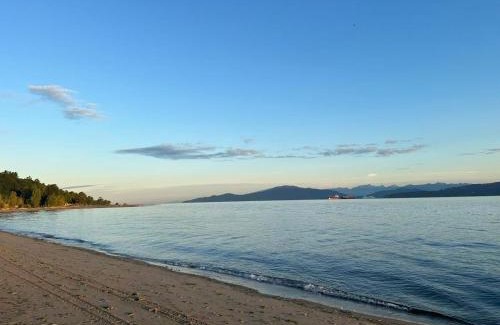 West Point Grey Villa | UBC High-Value House, Sleeps Up to 6 Guests