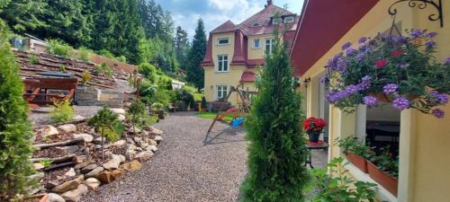 Svoboda nad Upou Apartment | Ubytování v soukromí - Apartmán MERAN