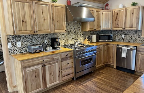 Hunter Cabin | Ultimate Cabin Getaway with Hot-Tub and Fire Pit