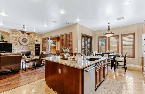 Power Ranch House | Ultimate Luxury Retreat with Pool & Billiards