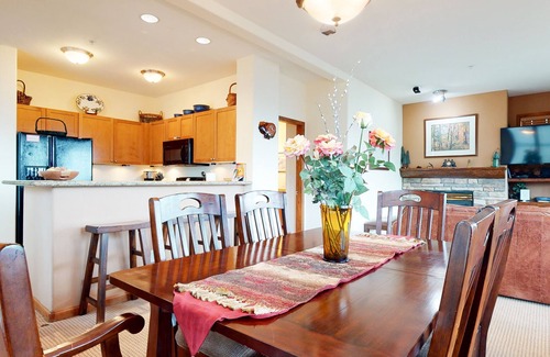 Mammoth Lakes Condo | Ultimate Summer Get-A-Way. Unbeatable Views, Private Laundry, Near Trails