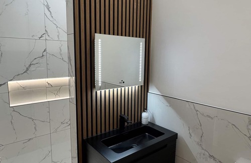 Leeds City Center Apartment | Ultra Central - Walk to it all - 4 Guests