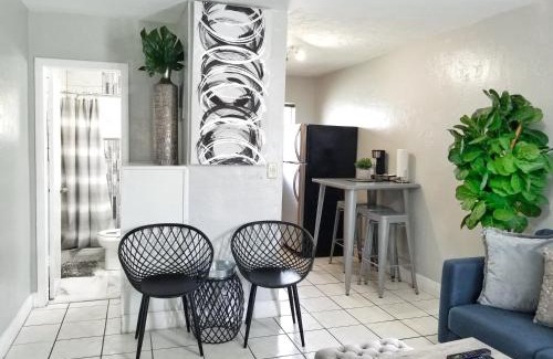 Hollywood Apartment | Ultra Glam Apartment 6 Miles From Hard Rock Stadium and Casino