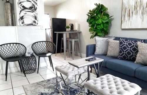 Hollywood Apartment | Ultra Glam Apartment 6 Miles From Hard Rock Stadium and Casino