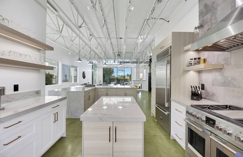 Canyon Gate Villa | Ultra Luxe & Modern Loft Villa - 15 Mins to Strip