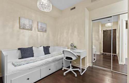 Downtown Mississauga Apartment | Ultra Luxurious 2.5 Bedroom 2 Full Bathroom 1 Parking Condo Near SQ1 Striking Views