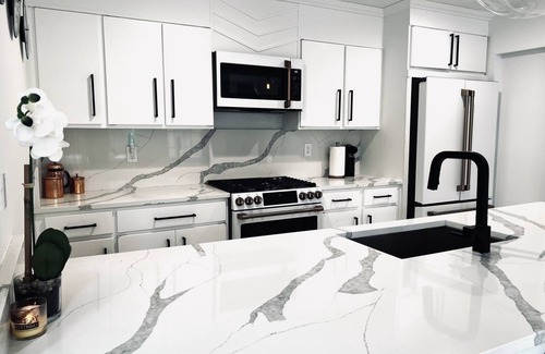 Westhampton House | Ultra modern industrial contemporary 5min drive to the beach&🌎 famous dune road