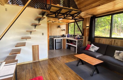 Bijagua Ski Chalet | Un Lindo Chalet de Montaña con Amplio Jardin Apartado y con Vistas