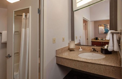 Newark Resort | Unbeatable Location! 2 Comfortable Units, Indoor Swimming Pool, Pets are Welcome
