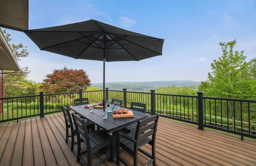 Jim Thorpe Cabin | UNBEATABLE MOUNTAIN VIEWS, Tons Of Outdoor Space, Hot Tub, Close To Jim Thorpe!