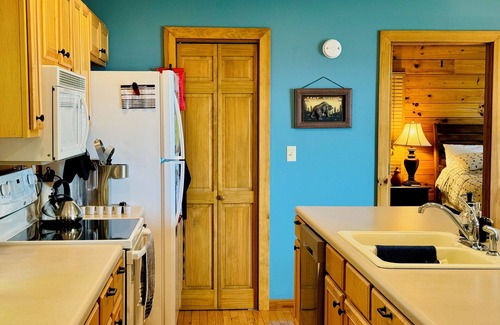 Spruce Pine Cabin | Uncle Henry’s Cabin, a 3-bed, 3-bath retreat on the Eastern Continental Divide.