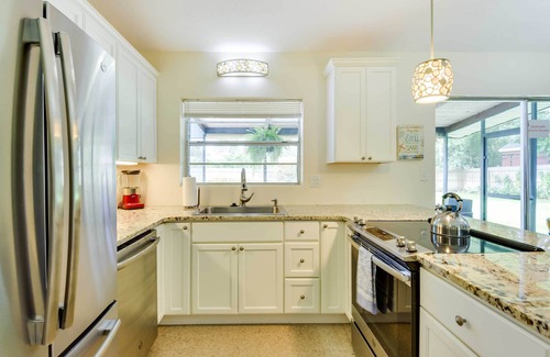 South Bradenton House | 'Uncle Louie's' Gulf Coast Gem w/Outdoor Oasis
