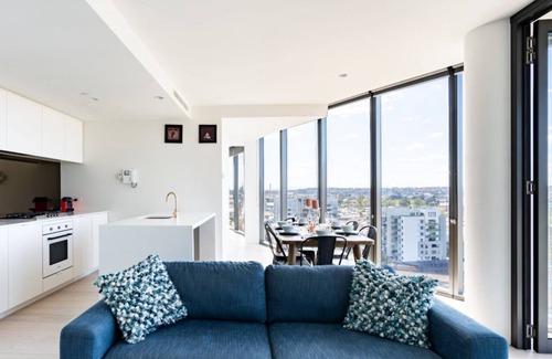 Cremorne Apartment | Uneasy views of the city and the river