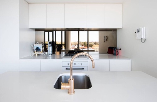 Cremorne Apartment | Uneasy views of the city and the river