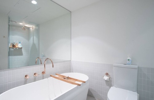 Cremorne Apartment | Uneasy views of the city and the river