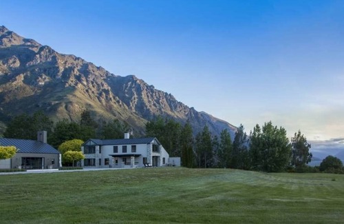 Kawarau Falls House | Uninterrupted Lake Views close to Ski Field