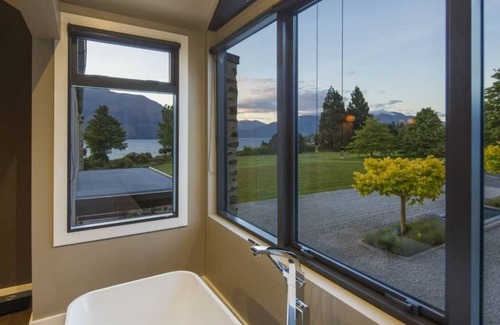 Kawarau Falls House | Uninterrupted Lake Views close to Ski Field