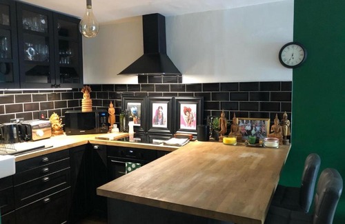 Surbiton Hill Apartment | Unique 1BD Flat Surbiton Fast links to London City