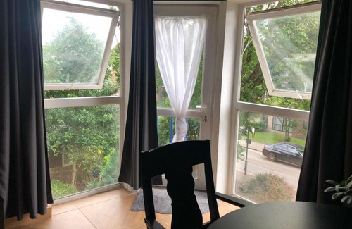 Surbiton Hill Apartment | Unique 1BD Flat Surbiton Fast links to London City