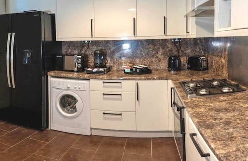 Tower Hamlets Apartment | Unique 3BD Flat King Size Bed