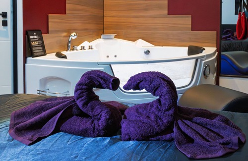 Voiron Apartment | ✨Unique and romantic suite with private spa✨