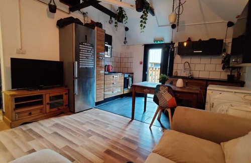 Stratford Apartment | Unique antique 2BR@Hackney canal