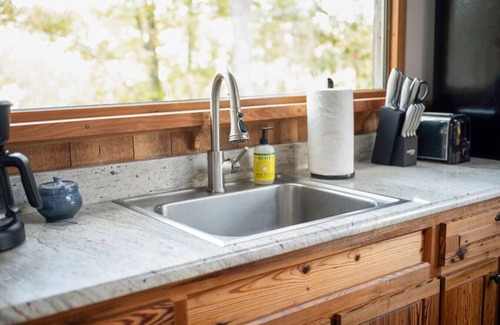 Clifford Cabin | Unique Cabin | Quaint, Modern, Cozy | Near LYH