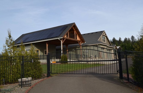 Washougal Cabin | Unique Cabin with family size living & huge covered deck area